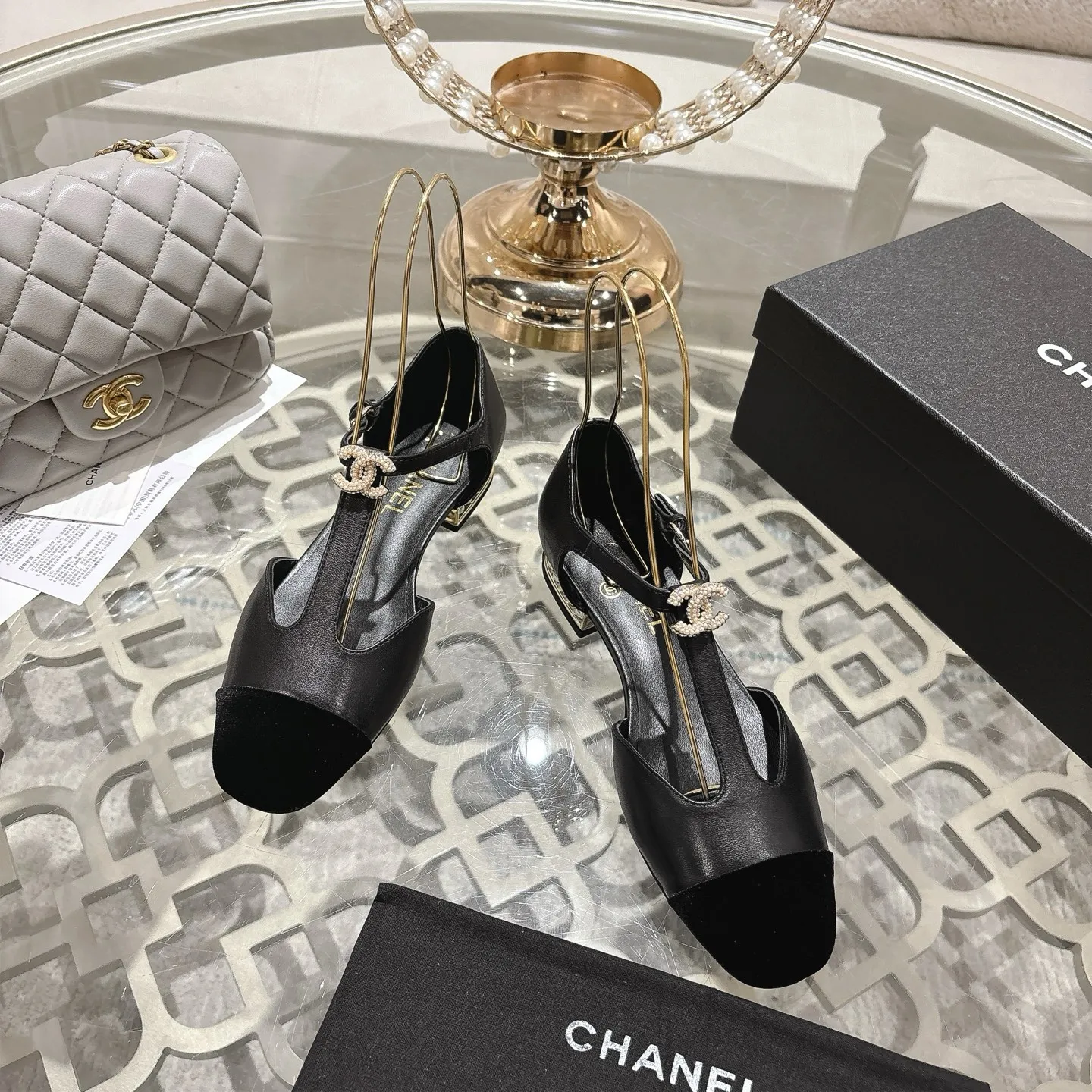 👟👟Ex-factory price 560👟👟 25ss early autumn new Xiaoxiang Chanel pearl double C buckle T-strap Mary Jane shoes pearl heel buckle shoes doll shoe design is so cute 💥The daughter of a rich family has the sense of sight, retro sweetness and age reduction! Mary Jane's unique noble texture allows you to practice various combinations of beauty. Beauty and comfort coexist. Who can not be tempted? The high-end simple style will never go out of style when worn again and again. It vividly interprets the charm of the exclusive fragrance. More possibilities for shaping. Original molded hardware buckle. Upper: lambskin. Lining: sheepskin. Outsole: genuine leather outsole imported from Italy. Size: 35-39 (40.41 custom-made, non-refundable).